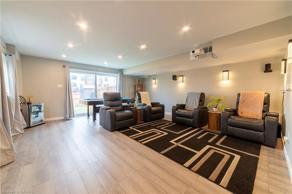933 Robert Ferrie Drive, Kitchener, ON - Indoor Photo Showing Living Room