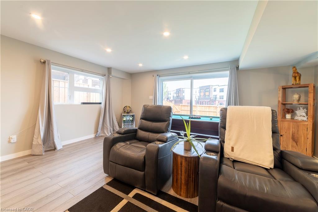 933 Robert Ferrie Drive, Kitchener, ON - Indoor Photo Showing Living Room
