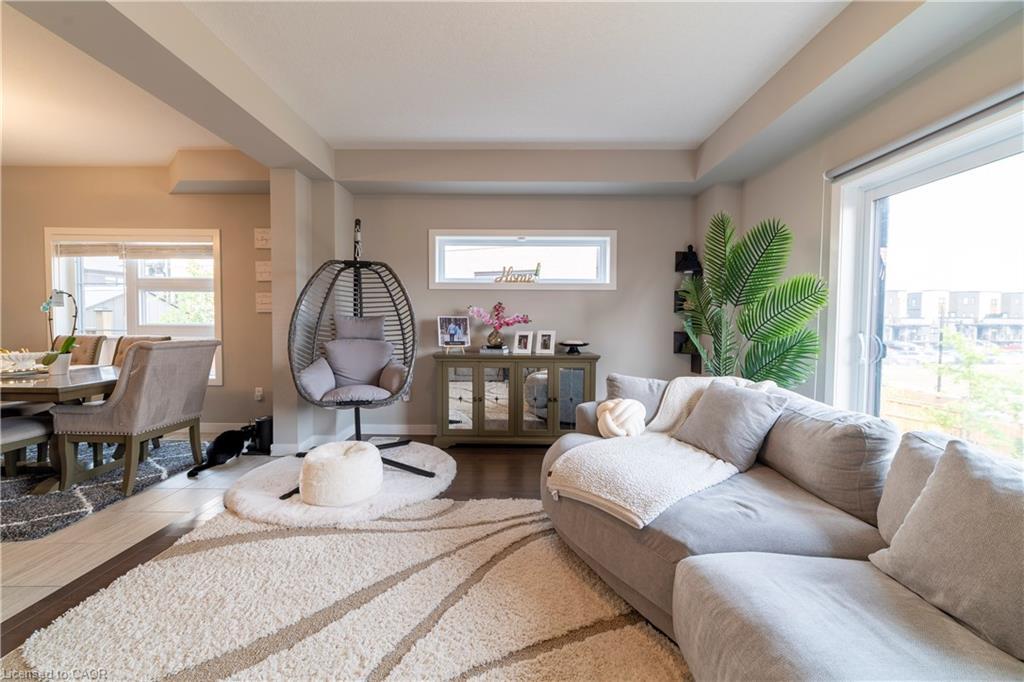 933 Robert Ferrie Drive, Kitchener, ON - Indoor Photo Showing Living Room