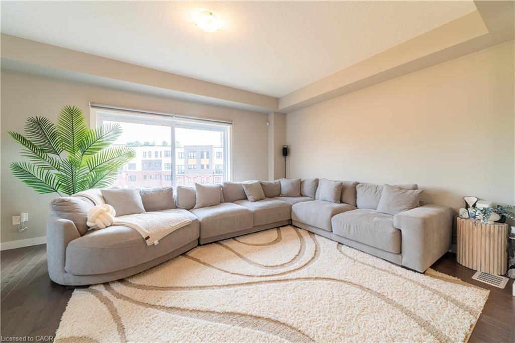 933 Robert Ferrie Drive, Kitchener, ON - Indoor Photo Showing Living Room