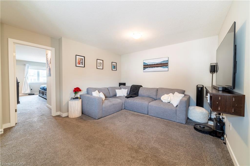 933 Robert Ferrie Drive, Kitchener, ON - Indoor Photo Showing Living Room