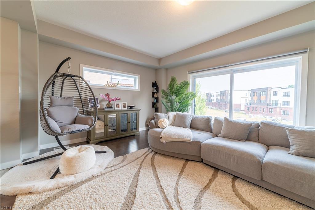933 Robert Ferrie Drive, Kitchener, ON - Indoor Photo Showing Living Room