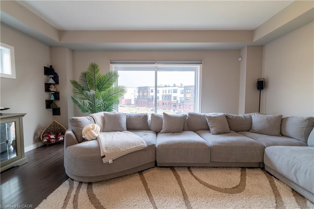 933 Robert Ferrie Drive, Kitchener, ON - Indoor Photo Showing Living Room