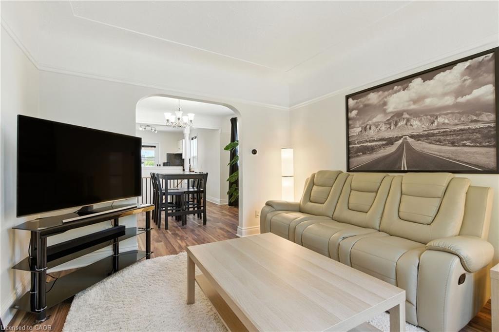 201 Fairfield Avenue, Hamilton, ON - Indoor Photo Showing Living Room