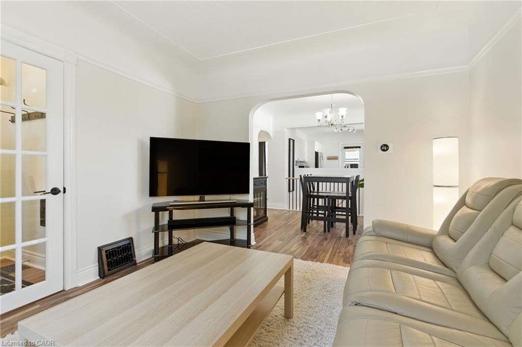 201 Fairfield Avenue, Hamilton, ON - Indoor Photo Showing Living Room