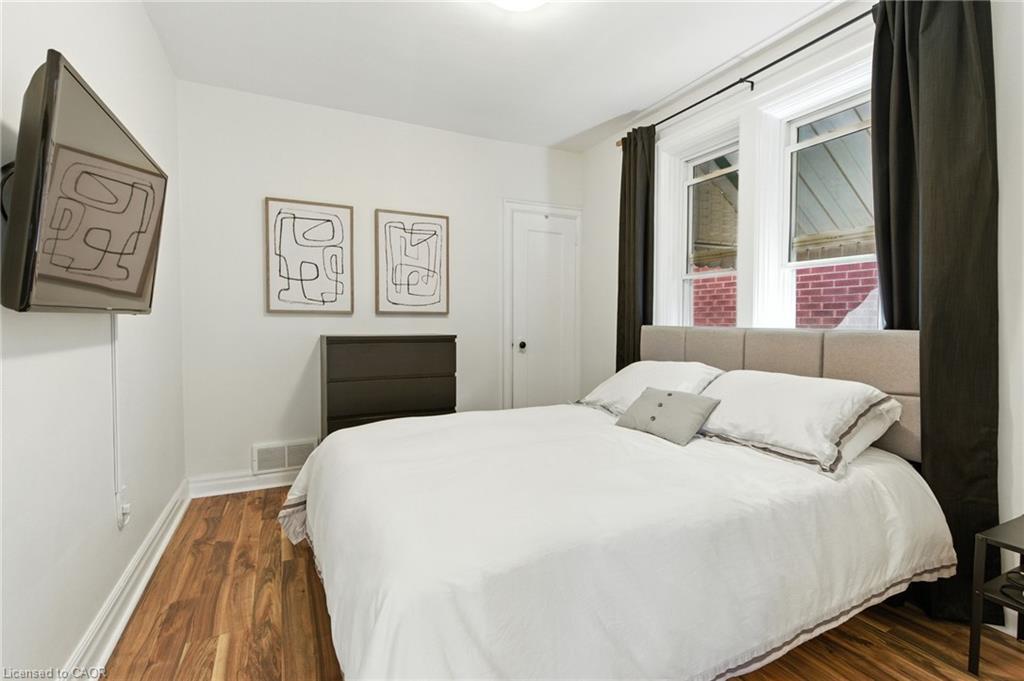 201 Fairfield Avenue, Hamilton, ON - Indoor Photo Showing Bedroom