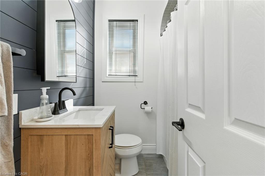 201 Fairfield Avenue, Hamilton, ON - Indoor Photo Showing Bathroom