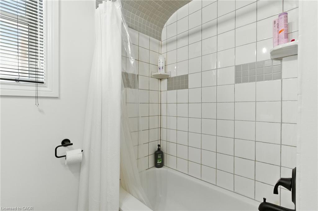 201 Fairfield Avenue, Hamilton, ON - Indoor Photo Showing Bathroom