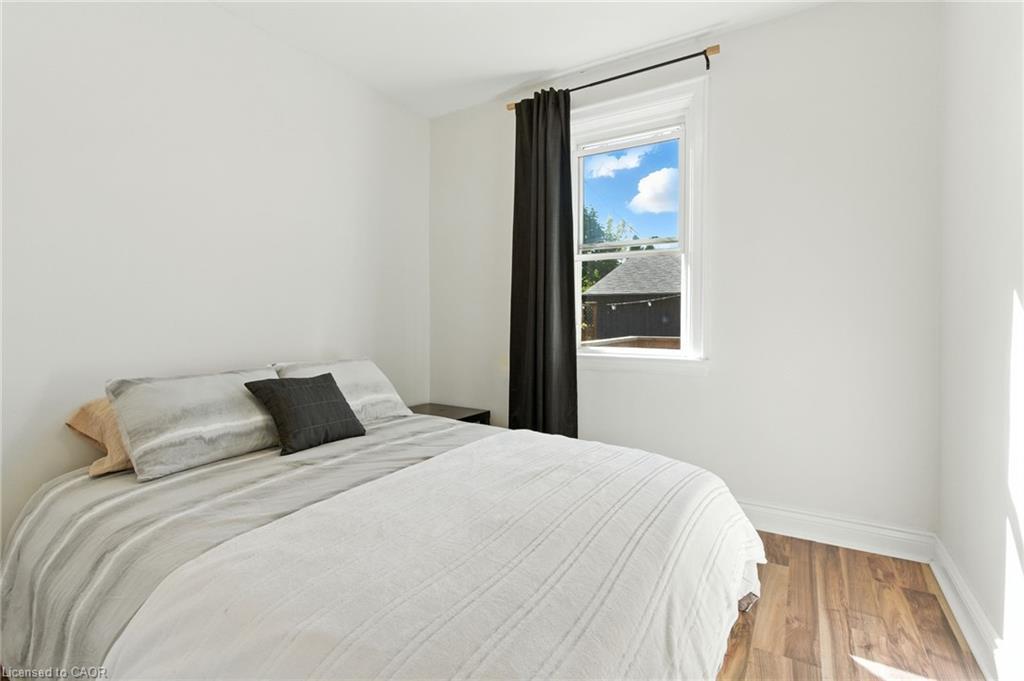 201 Fairfield Avenue, Hamilton, ON - Indoor Photo Showing Bedroom
