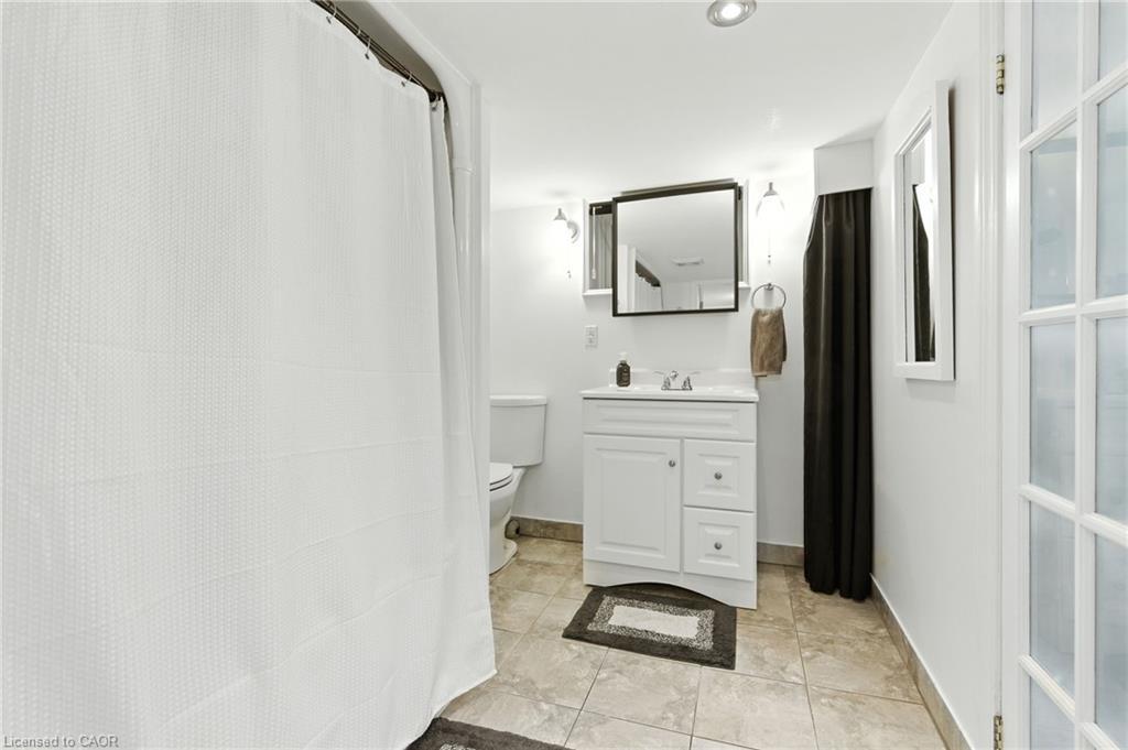 201 Fairfield Avenue, Hamilton, ON - Indoor Photo Showing Bathroom