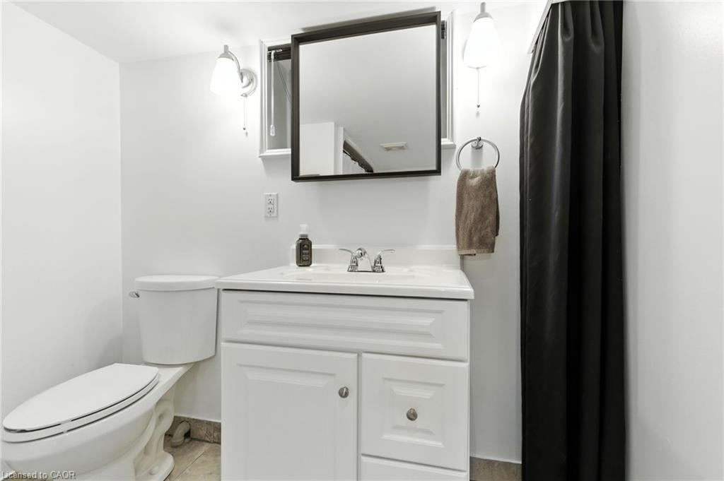 201 Fairfield Avenue, Hamilton, ON - Indoor Photo Showing Bathroom
