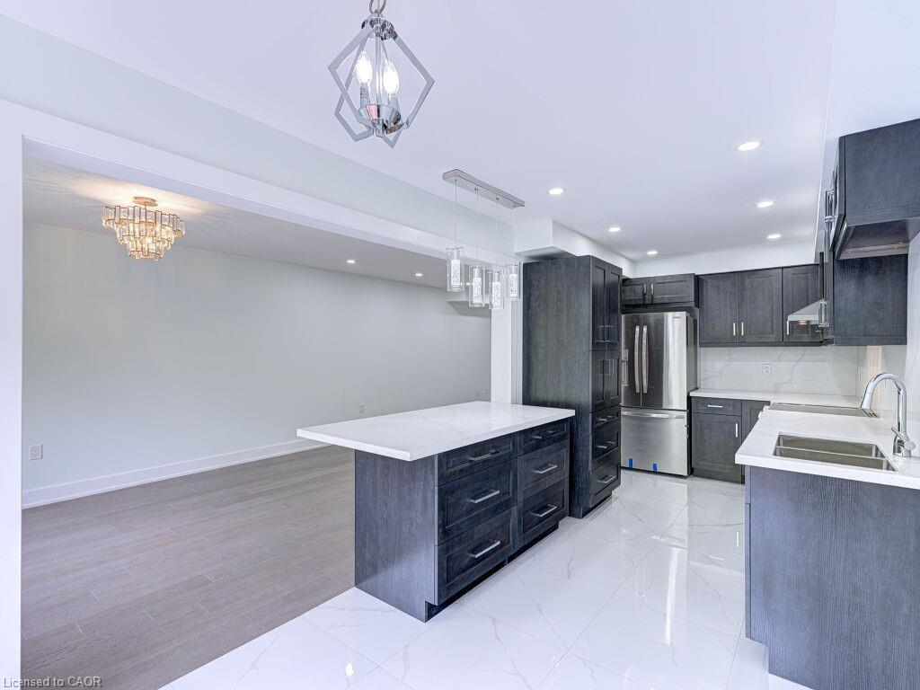 373 Ravineview Way, Oakville, ON - Indoor Photo Showing Kitchen With Double Sink