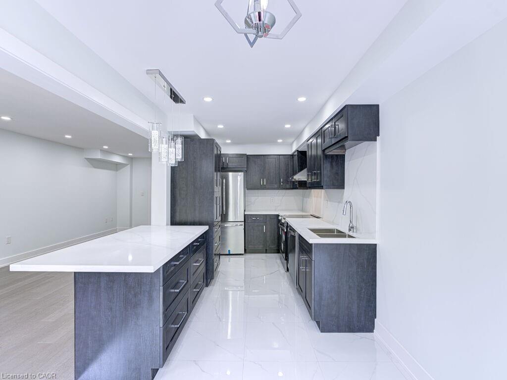 373 Ravineview Way, Oakville, ON - Indoor Photo Showing Kitchen