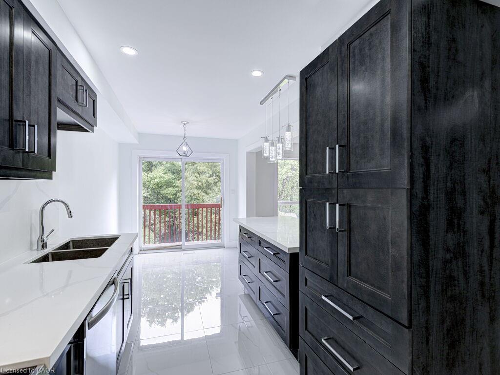 373 Ravineview Way, Oakville, ON - Indoor Photo Showing Kitchen With Double Sink With Upgraded Kitchen