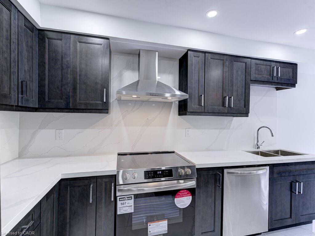 373 Ravineview Way, Oakville, ON - Indoor Photo Showing Kitchen With Double Sink