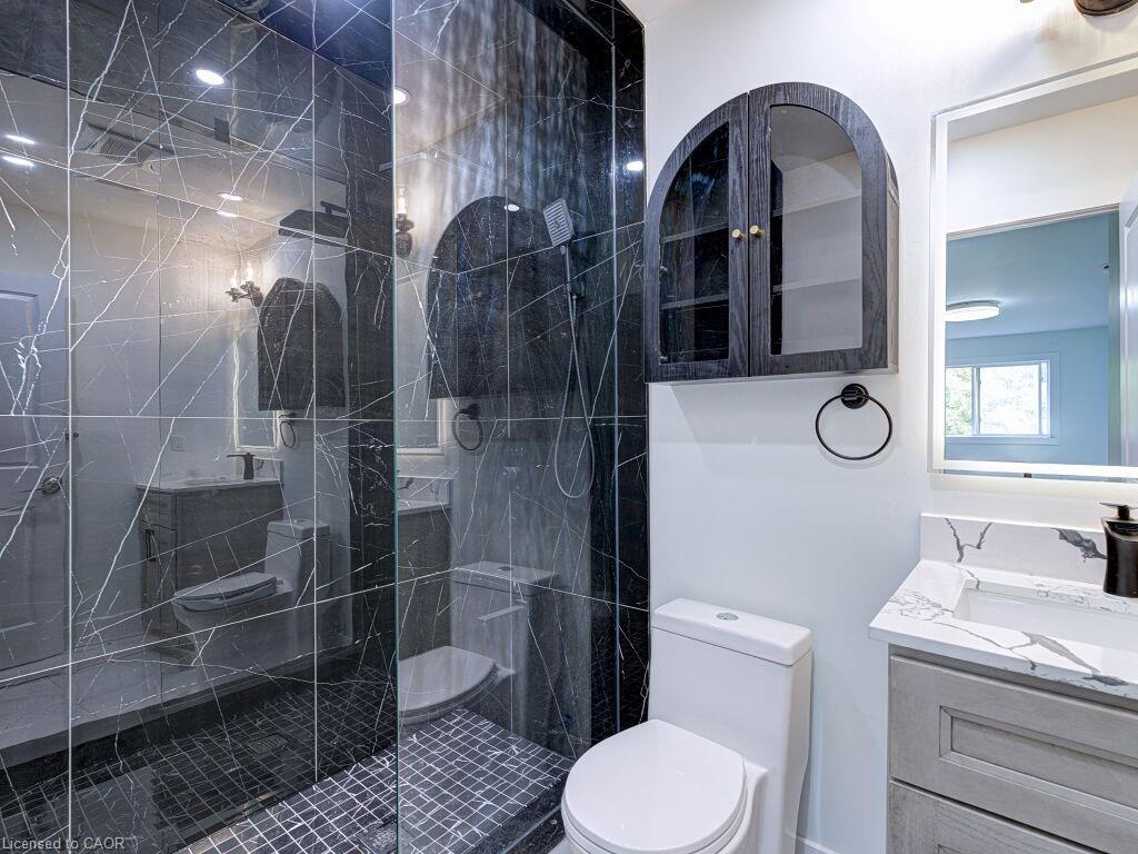 373 Ravineview Way, Oakville, ON - Indoor Photo Showing Bathroom