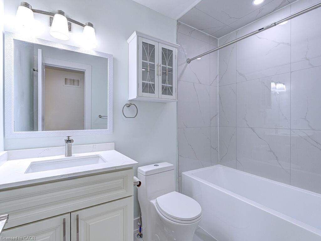 373 Ravineview Way, Oakville, ON - Indoor Photo Showing Bathroom