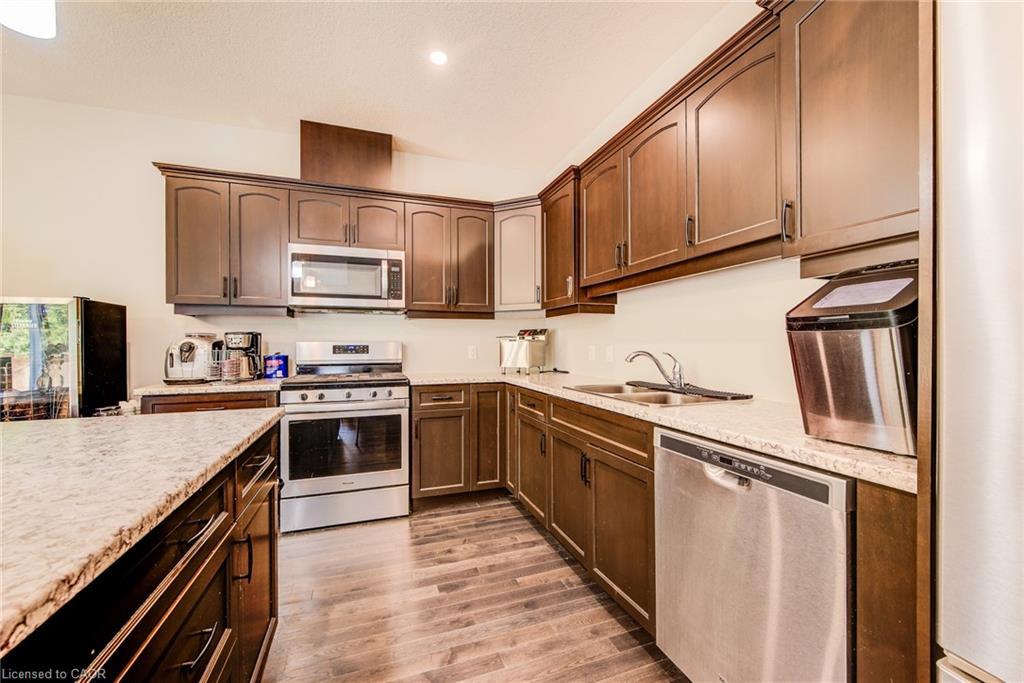 8-575 Albert Avenue N, Listowel, ON - Indoor Photo Showing Kitchen With Double Sink