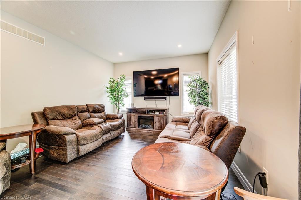 8-575 Albert Avenue N, Listowel, ON - Indoor Photo Showing Living Room