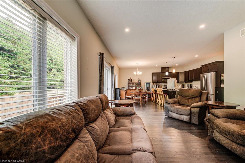 8-575 Albert Avenue N, Listowel, ON - Indoor Photo Showing Living Room