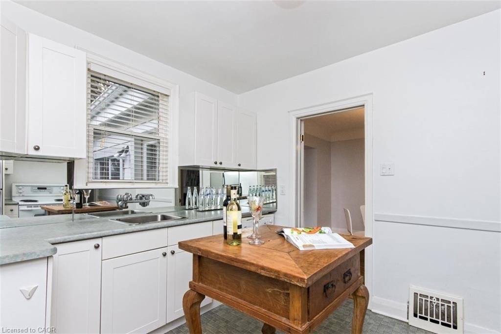 19 Gilmour Place, Hamilton, ON - Indoor Photo Showing Kitchen