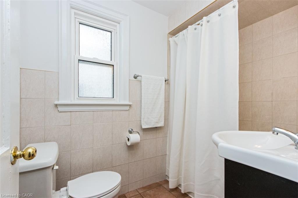 19 Gilmour Place, Hamilton, ON - Indoor Photo Showing Bathroom