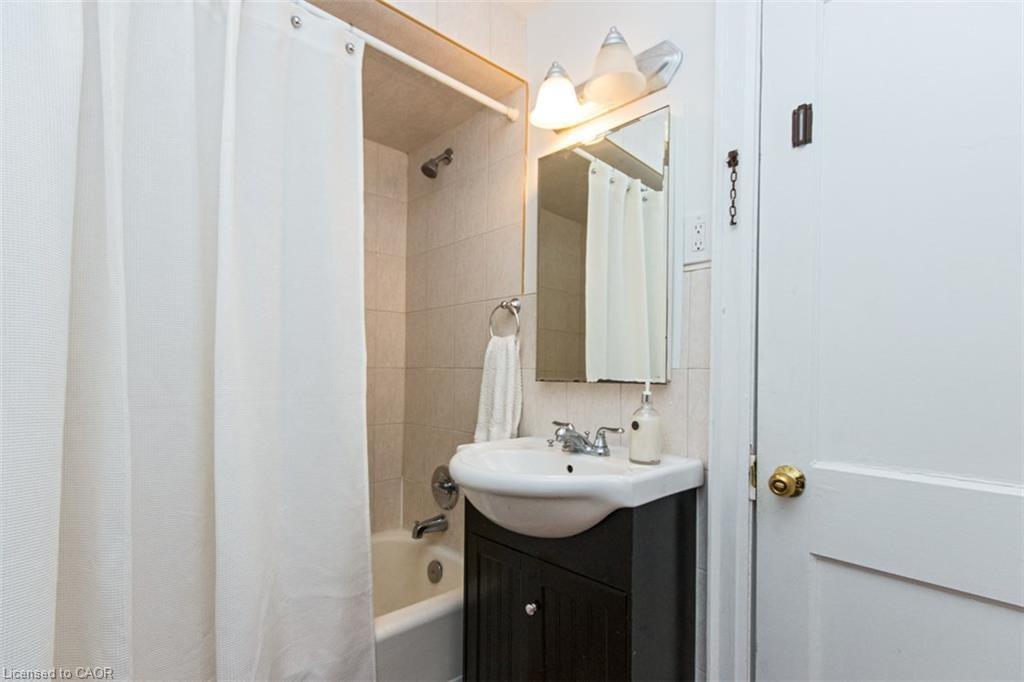 19 Gilmour Place, Hamilton, ON - Indoor Photo Showing Bathroom