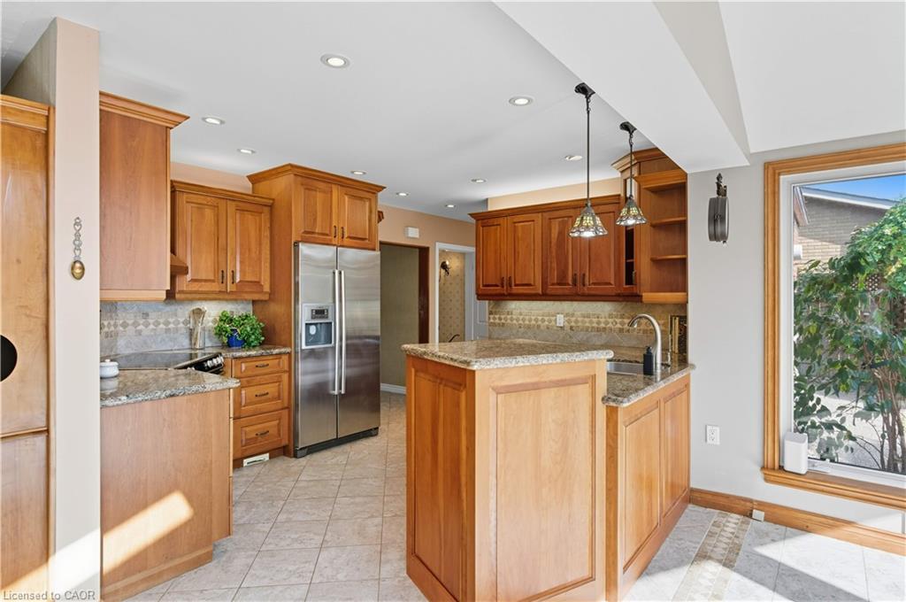 33 Goldfinch Road, Hamilton, ON - Indoor Photo Showing Kitchen