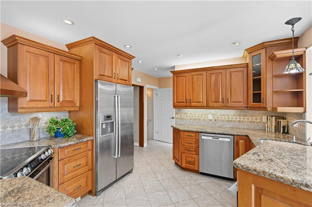 33 Goldfinch Road, Hamilton, ON - Indoor Photo Showing Kitchen