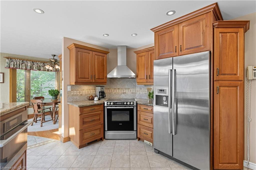 33 Goldfinch Road, Hamilton, ON - Indoor Photo Showing Kitchen