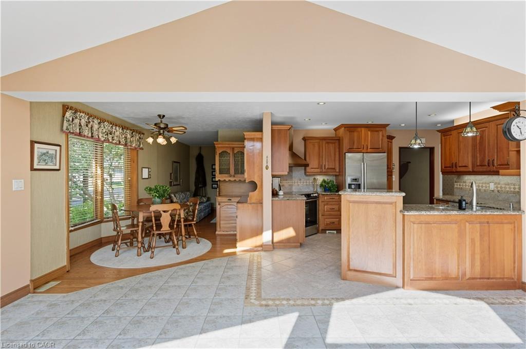 33 Goldfinch Road, Hamilton, ON - Indoor Photo Showing Kitchen
