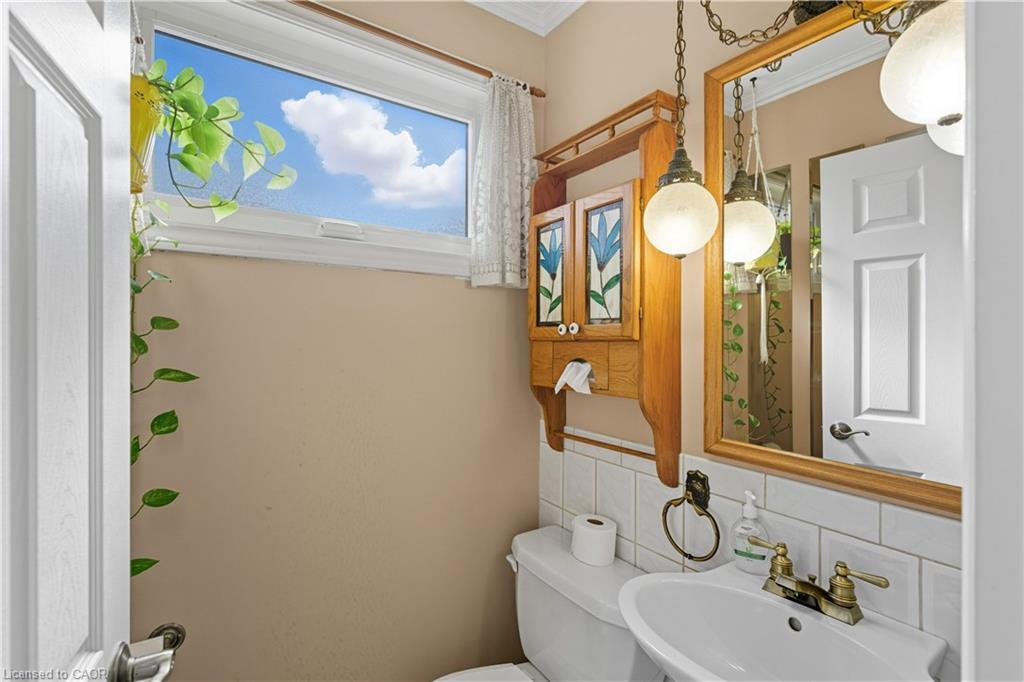 33 Goldfinch Road, Hamilton, ON - Indoor Photo Showing Bathroom