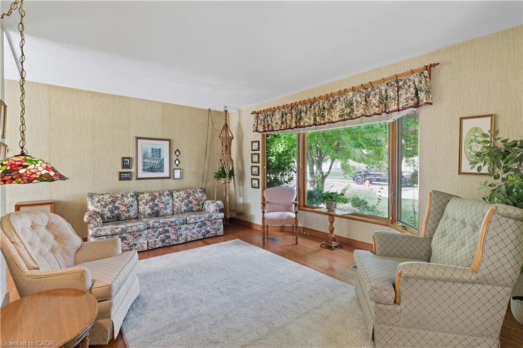33 Goldfinch Road, Hamilton, ON - Indoor Photo Showing Living Room