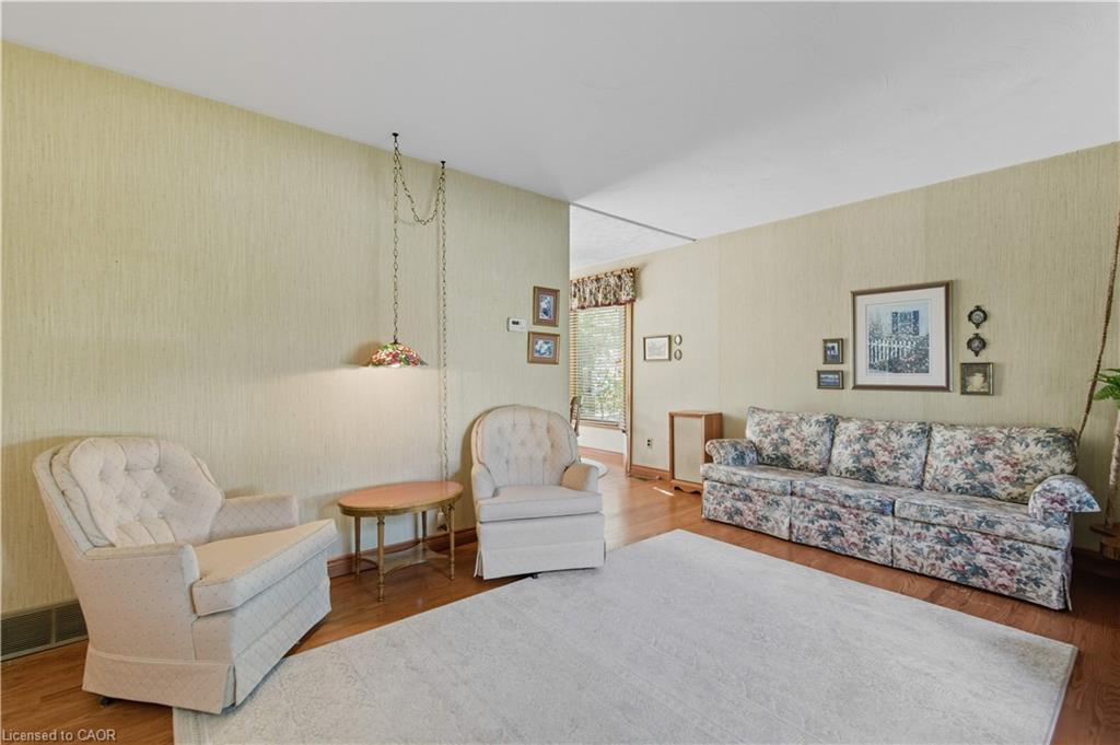 33 Goldfinch Road, Hamilton, ON - Indoor Photo Showing Living Room