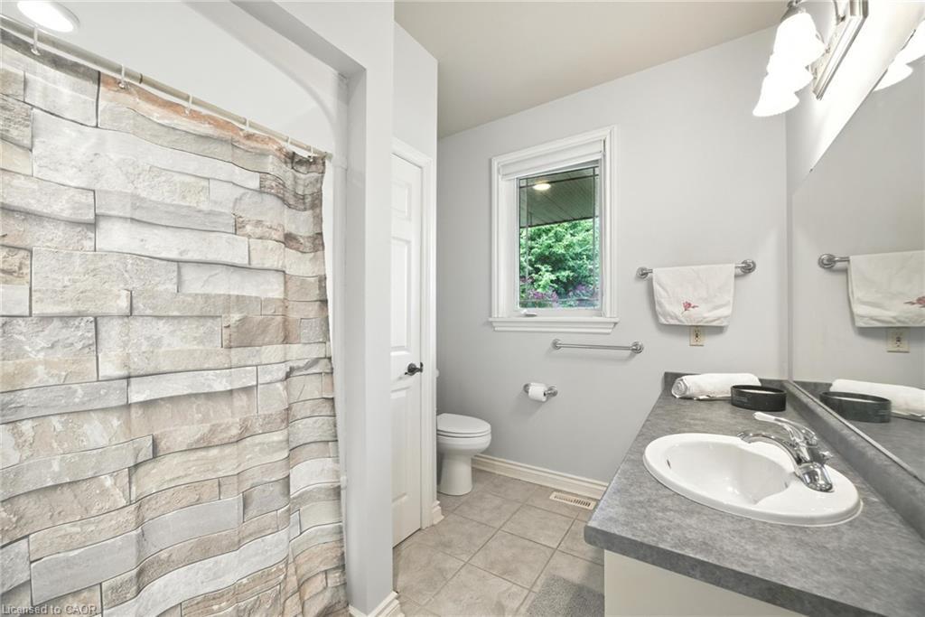 595479 Hwy 59, Woodstock, ON - Indoor Photo Showing Bathroom