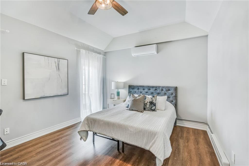 118 Queen Street S, Hamilton, ON - Indoor Photo Showing Bedroom