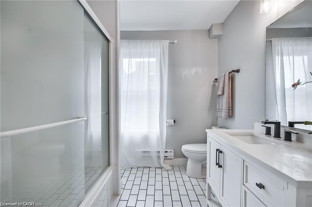 118 Queen Street S, Hamilton, ON - Indoor Photo Showing Bathroom