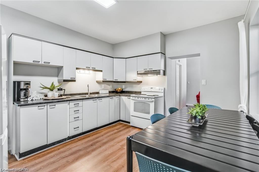 118 Queen Street S, Hamilton, ON - Indoor Photo Showing Kitchen