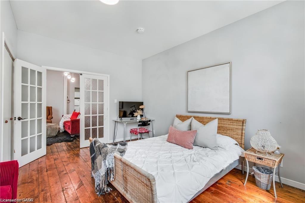 118 Queen Street S, Hamilton, ON - Indoor Photo Showing Bedroom