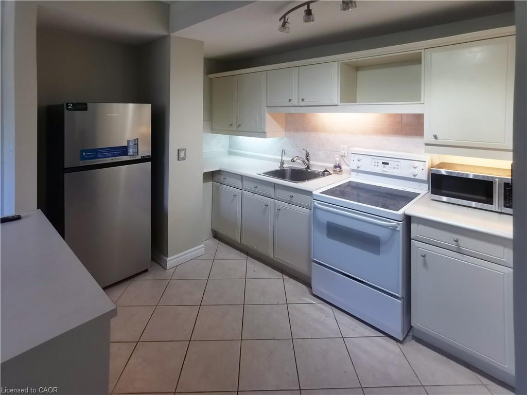 106-1950 Main Street W, Hamilton, ON - Indoor Photo Showing Kitchen