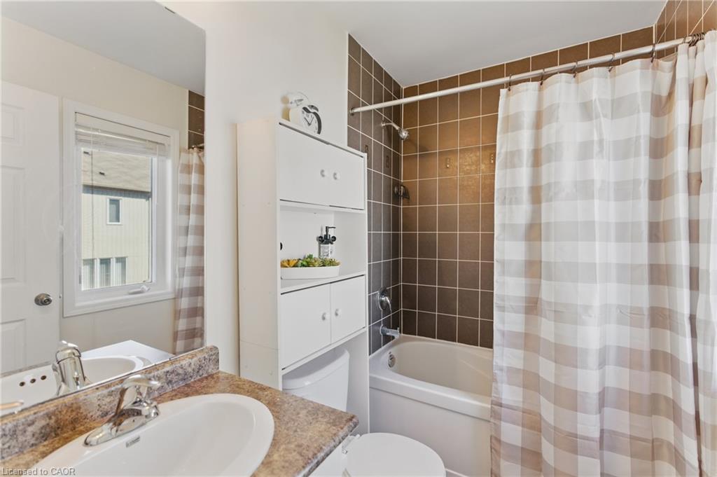 9 Lynch Crescent, Binbrook, ON - Indoor Photo Showing Bathroom