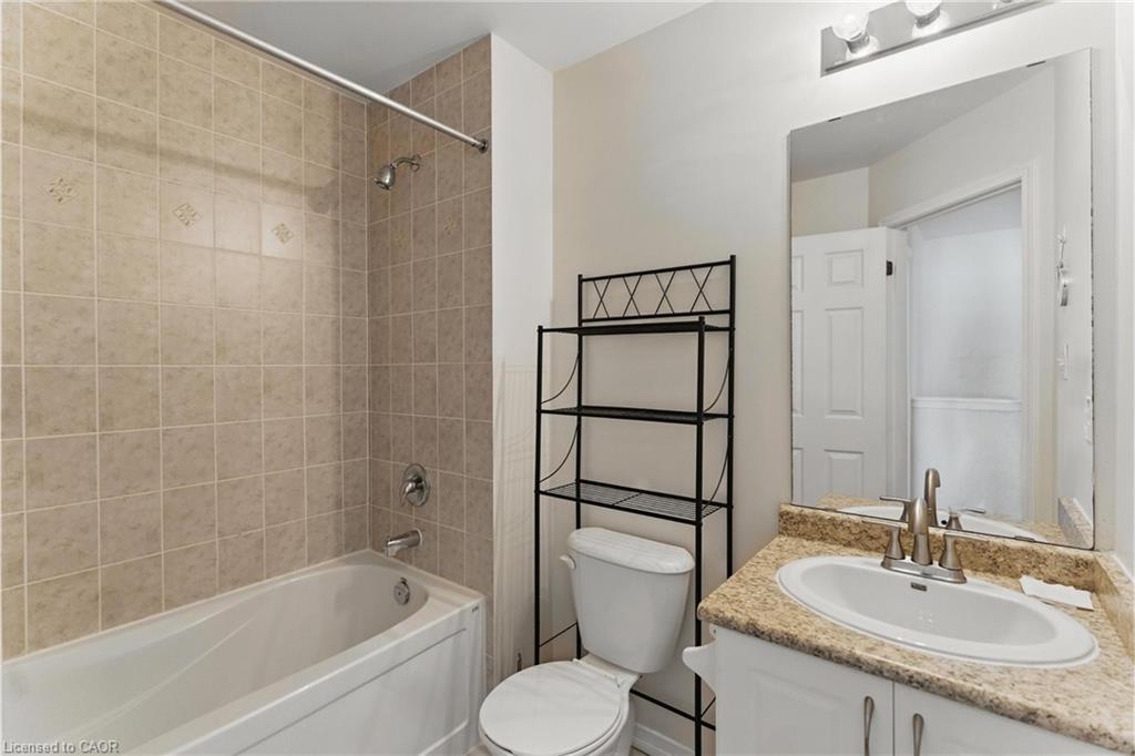 9 Lynch Crescent, Binbrook, ON - Indoor Photo Showing Bathroom