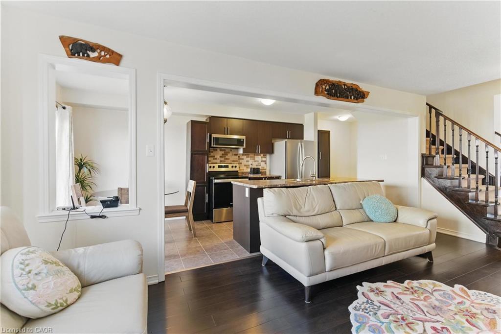 9 Lynch Crescent, Binbrook, ON - Indoor Photo Showing Living Room