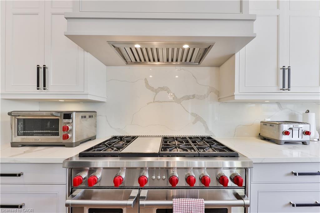 408 Saville Crescent, Oakville, ON - Indoor Photo Showing Kitchen With Upgraded Kitchen