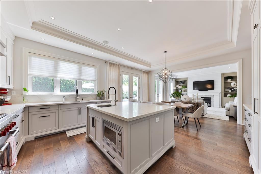 408 Saville Crescent, Oakville, ON - Indoor Photo Showing Kitchen With Upgraded Kitchen