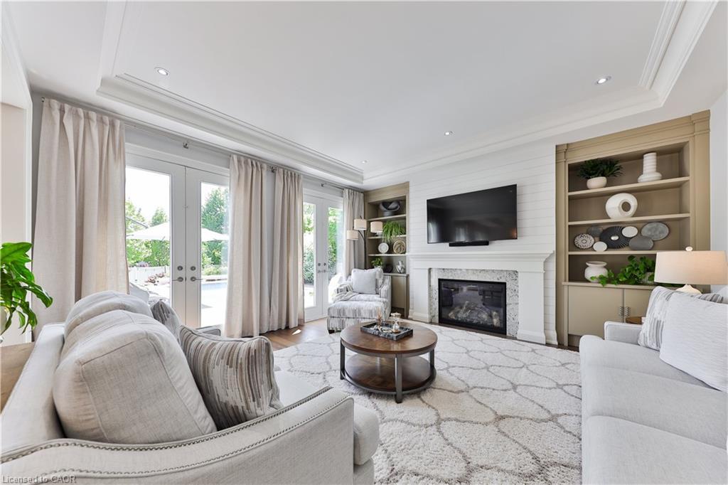 408 Saville Crescent, Oakville, ON - Indoor Photo Showing Living Room With Fireplace
