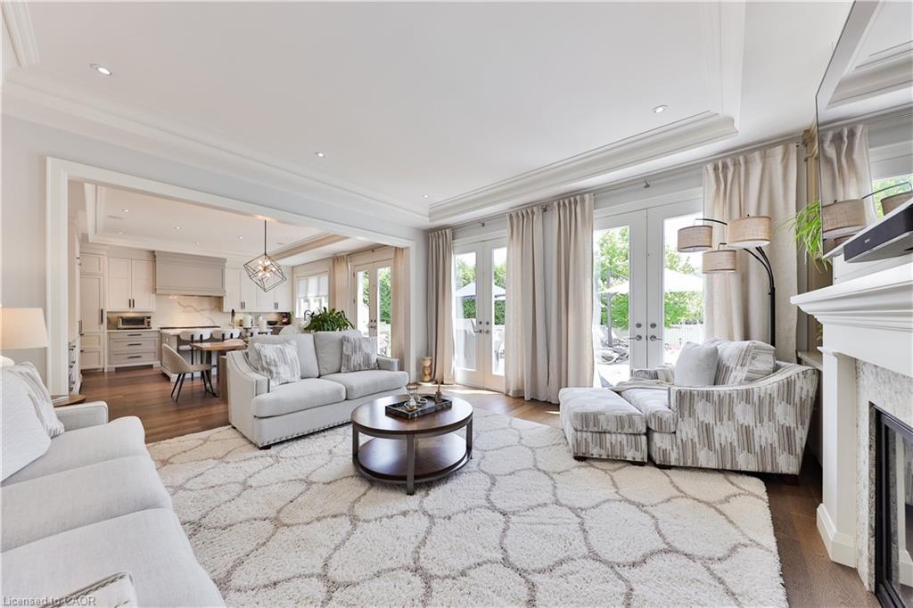 408 Saville Crescent, Oakville, ON - Indoor Photo Showing Living Room With Fireplace