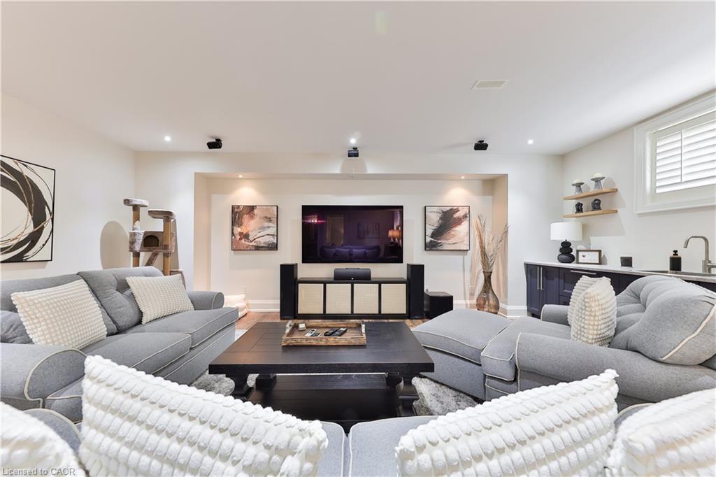 408 Saville Crescent, Oakville, ON - Indoor Photo Showing Living Room