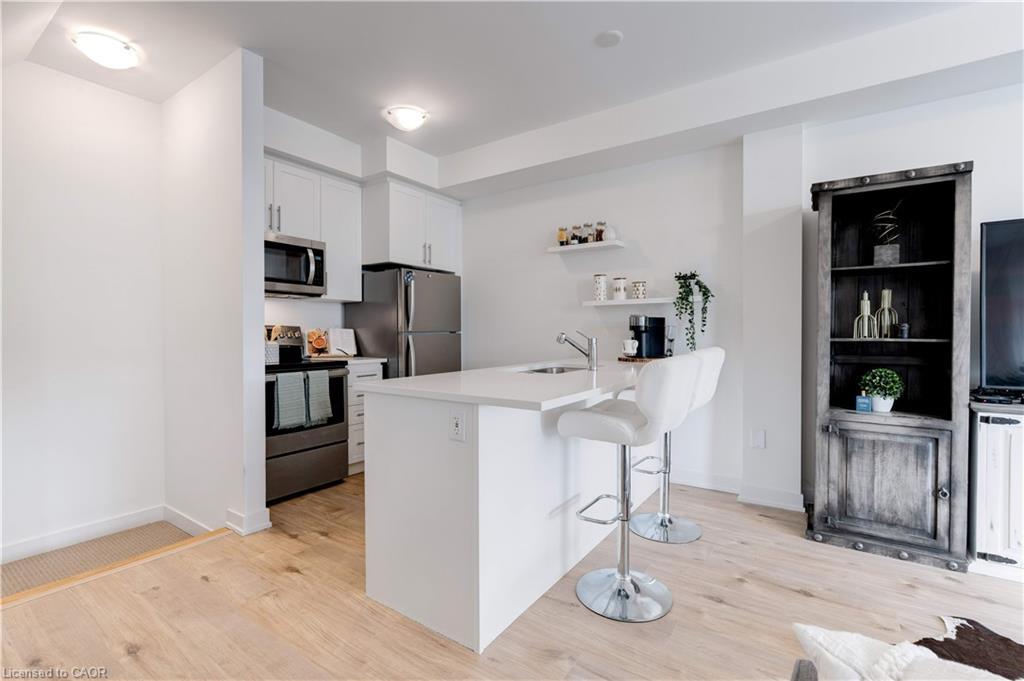 46-590 North Service Road, Hamilton, ON - Indoor Photo Showing Kitchen