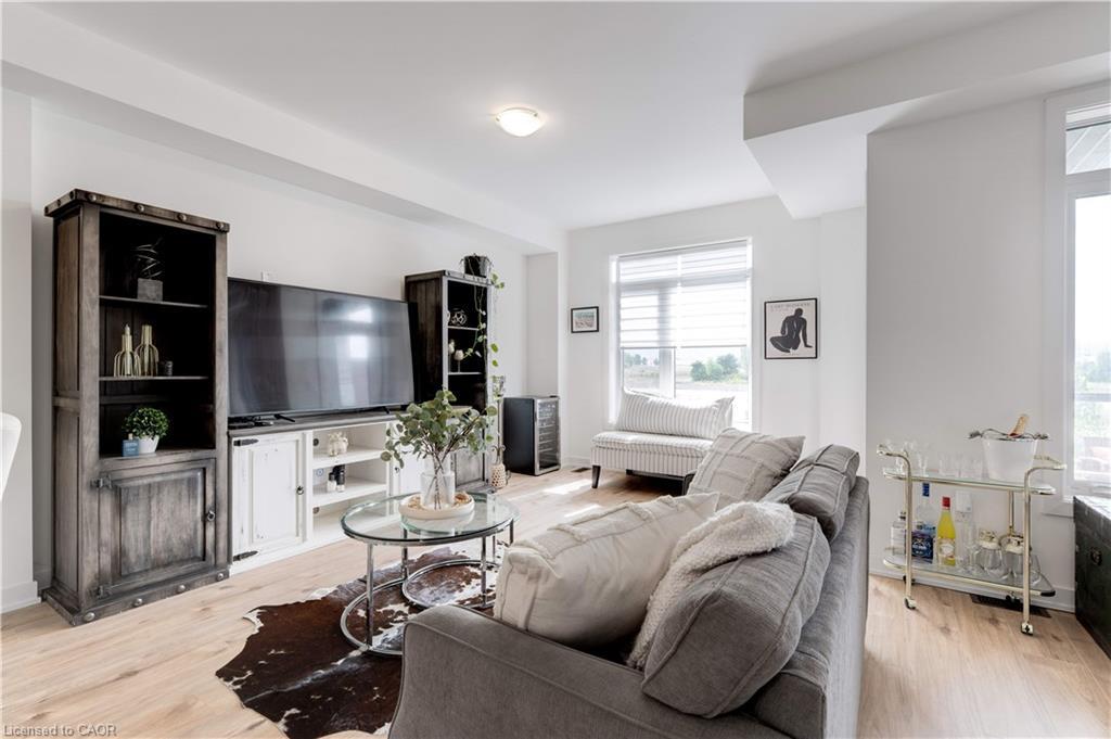 46-590 North Service Road, Hamilton, ON - Indoor Photo Showing Living Room